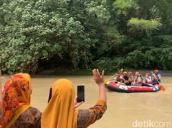 Sandiaga Uno Jajal Rafting di Sungai Bah Bolon
