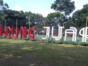 Ornamen Huruf U Taman Persib Sudah Dipasang Lagi