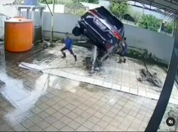 Ambruk! Fortuner Terjungkal saat Cuci Pakai Sistem Hidrolik
