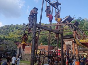 Mengulik Tradisi Ayunan Jantra di Desa Tenganan Pegringsingan Mengulik Tradisi Ayunan Jantra di Desa Tenganan Pegringsingan