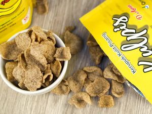 Wanita Ini Sulap Kulit Pisang Jadi Keripik, Omzetnya Bikin Ngiler!