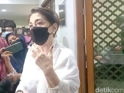 Tangis Widyawati Pecah Saat Ceritakan Momen Bersama Rima Melati