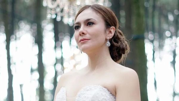 7 Foto Terbaru Wulan Guritno Pakai Gaun Pengantin, Anggun Nan Seksi