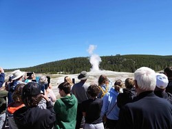 Cuma Demi Foto, Turis Berdiri di Atas Kawah Sambil Pertaruhkan Nyawa