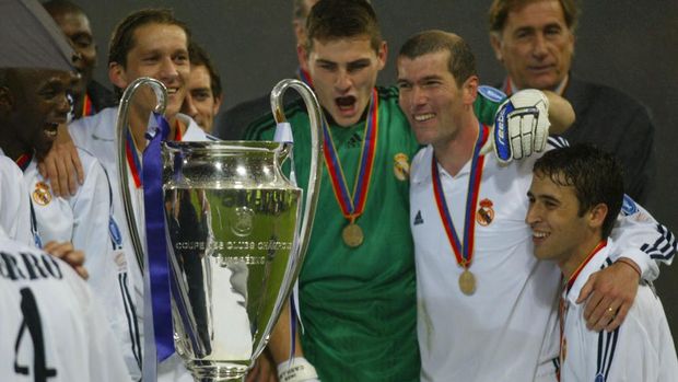 Real Madrid's Raul Gonzalez (R) and Zinedine Zindane (2ndR), Dominguez Cesar (C) celebrate there victory after the Champions League final opposing Real Madrid to Bayern Leverkusen, 15 May 2002 in Glasgow.   AFP PHOTO ADRIAN DENNIS (Photo by Adrian DENNIS / AFP) (Photo by ADRIAN DENNIS/AFP via Getty Images)