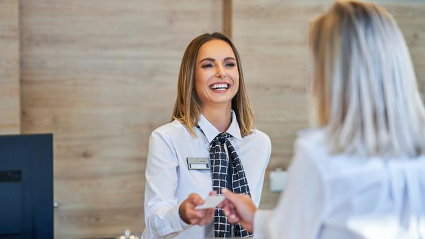 Ilustrasi sampai di hotel untuk liburan.