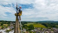 Berani, Petugas Konservasi Panjat Tower Gereja Setinggi 37 Meter