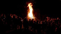 Kobaran Api Unggun Tidak Biasa, Pertanda Datangnya Musim Panas Nih