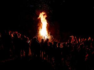 Kobaran Api Unggun Tidak Biasa, Pertanda Datangnya Musim Panas Nih Kobaran Api Unggun Tidak Biasa, Pertanda Datangnya Musim Panas Nih