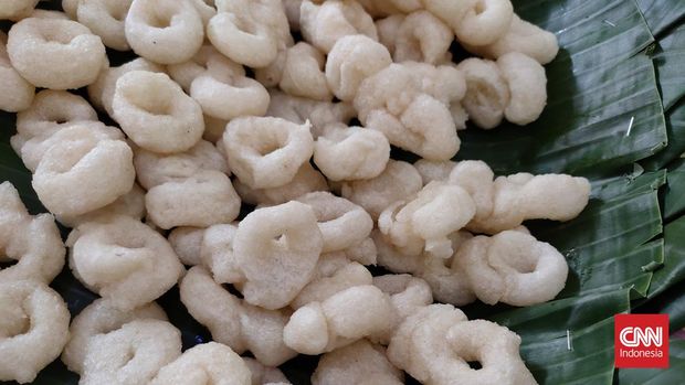 Geblek kerap disebut mirip cireng tetapi sebenarnya geblek punya tekstur lebih kenyal dan berisi. Camilan ini terbuat dari sari pati singkong.