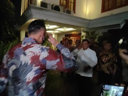 AHY Beri Hormat ke Prabowo Saat Tiba di Kertanegara