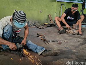 Pande Besi Kulon Progo Kebanjiran Pesanan Pisau Jelang Idul Adha Pande Besi Kulon Progo Kebanjiran Pesanan Pisau Jelang Idul Adha