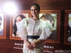 Amanda Rawles Belajar Tari Piring untuk Ranah 3 Warna