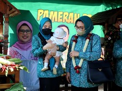 Anak Ketiga Wabup Blitar Umur 2 Tahun Curi Perhatian Emak-emak PKK