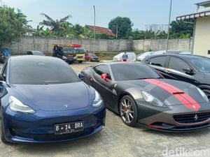 Aset Indra Kenz Diserahkan ke Kejari Tangsel, Ada Ferrari-Tesla Aset Indra Kenz Diserahkan ke Kejari Tangsel, Ada Ferrari-Tesla