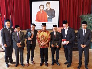 Basarah Resmikan Pameran Foto Soekarno Sang Visioner di Paris