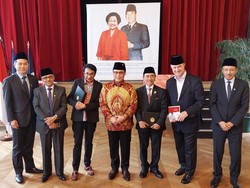 Basarah Resmikan Pameran Foto Soekarno Sang Visioner di Paris