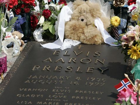 The gravesite of Elvis Presley, 15 August 2007, at Graceland, Presley's home, in Memphis, Tennessee. Fans are gathering to mark the 30th anniversary of the entertainer's death on 16 August. Elvis remains the best-selling solo artist of all time with over a billion records sold worldwide and continues to generate around 50 million dollars a year. (Photo by STAN HONDA / AFP)