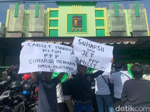 Puluhan Massa Demo di Kantor PPP Jatim Desak Ketum Suharso Monoarfa Mundur Puluhan Massa Demo di Kantor PPP Jatim Desak Ketum Suharso Monoarfa Mundur