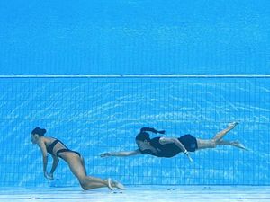Momen Penyelamatan Perenang yang Pingsan di Kolam Kejuaraan Dunia Momen Penyelamatan Perenang yang Pingsan di Kolam Kejuaraan Dunia
