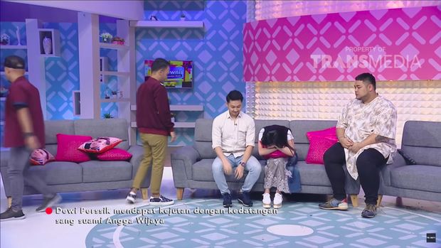 Dewi Perssik menangis ketika melihat Anggaa Wijaya