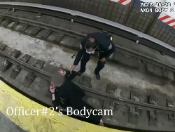 Dramatis! Polisi Selamatkan Wanita yang Pingsan di Rel Kereta di AS