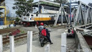 Baru Ditutup, Perlintasan KA di Tanah Abang Kembali Dibuka Warga