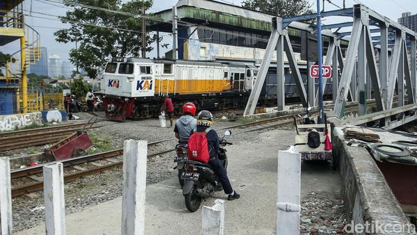 Baru Ditutup, Perlintasan KA di Tanah Abang Kembali Dibuka Warga