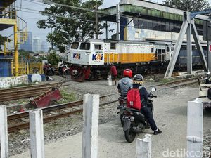 Baru Ditutup, Perlintasan KA di Tanah Abang Kembali Dibuka Warga