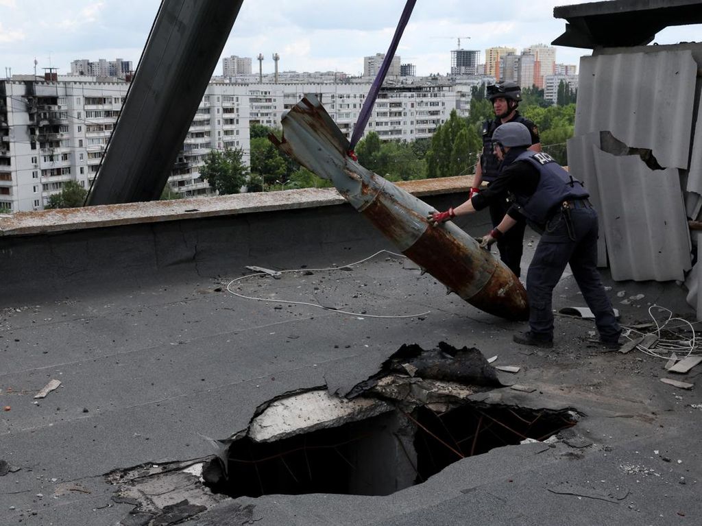 Deg-degan! Penjinak Bom Evakuasi Rudal Seberat 500 Kg di Ukraina