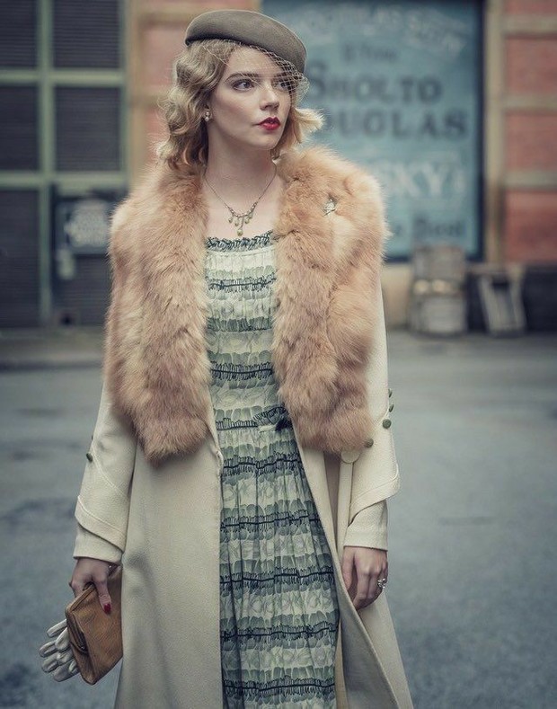 Anya Taylor-Joy sebagai Gina memakai fascinator di Peaky Blinders/