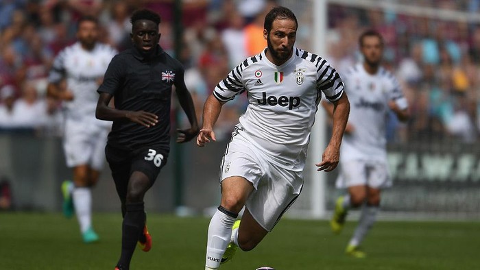 LONDON, ENGLAND - AUGUST 07:  Gonzalo Higuain of Juventus in action during the Pre-Season Friendly between West Ham United and Juventus at London Stadium on August 7, 2016 in London, England.  (Photo by Mike Hewitt/Getty Images)