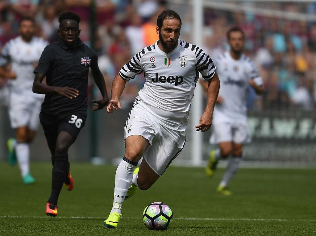 Cerita Higuain Tahan Perut Buncit Saat Difoto di Juventus