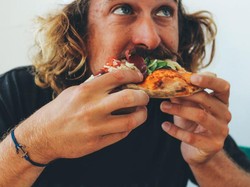 Ukuran Makanan Terlalu Besar, Bolehkah Makan Pakai Dua Tangan dalam Islam?