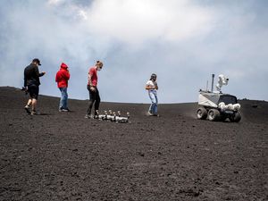Melihat Uji Coba Robot Luar Angkasa di Gunung Berapi Eropa
