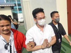 Tangan Diborgol, Indra Kenz Diserahkan ke Kejari Tangsel