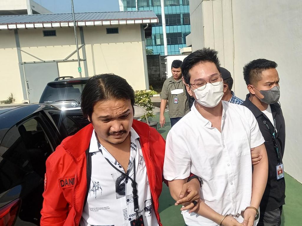 Momen Indra Kenz Tiba di Kejari Tangerang Selatan Momen Indra Kenz Tiba di Kejari Tangerang Selatan