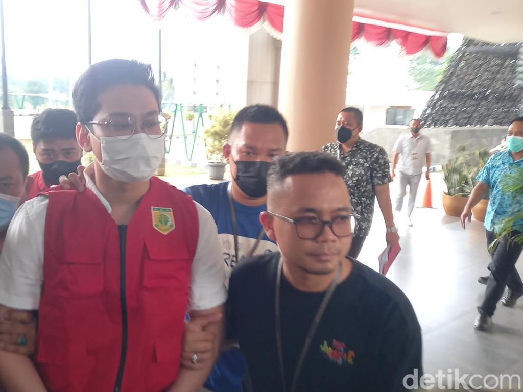 Indra Kenz Jalani Sidang Perdana Kasus Binomo Indra Kenz Jalani Sidang Perdana Kasus Binomo