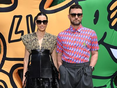 Foto: Justin Timberlake dan Jessica Biel Pamer Mesra di Show Louis Vuitton