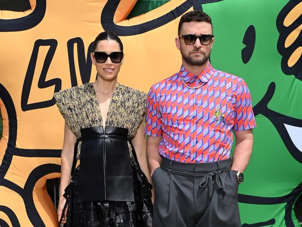 Foto: Justin Timberlake dan Jessica Biel Pamer Mesra di Show Louis Vuitton