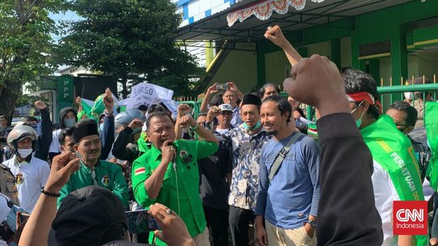 Kantor DPW PPP Jawa Timur digeruduk massa yang meminta Soeharso Monoarfa mundur dari jabatan ketua umum, Jumat (24/6).