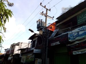 Diduga Korsleting Listrik, Bengkel di Surabaya Terbakar