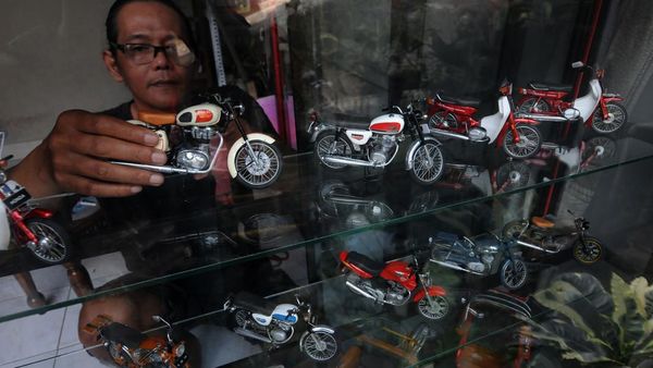 Keren, Miniatur Motor Jadul Ini Dibuat dari Pipa Peralon-Timah Lho