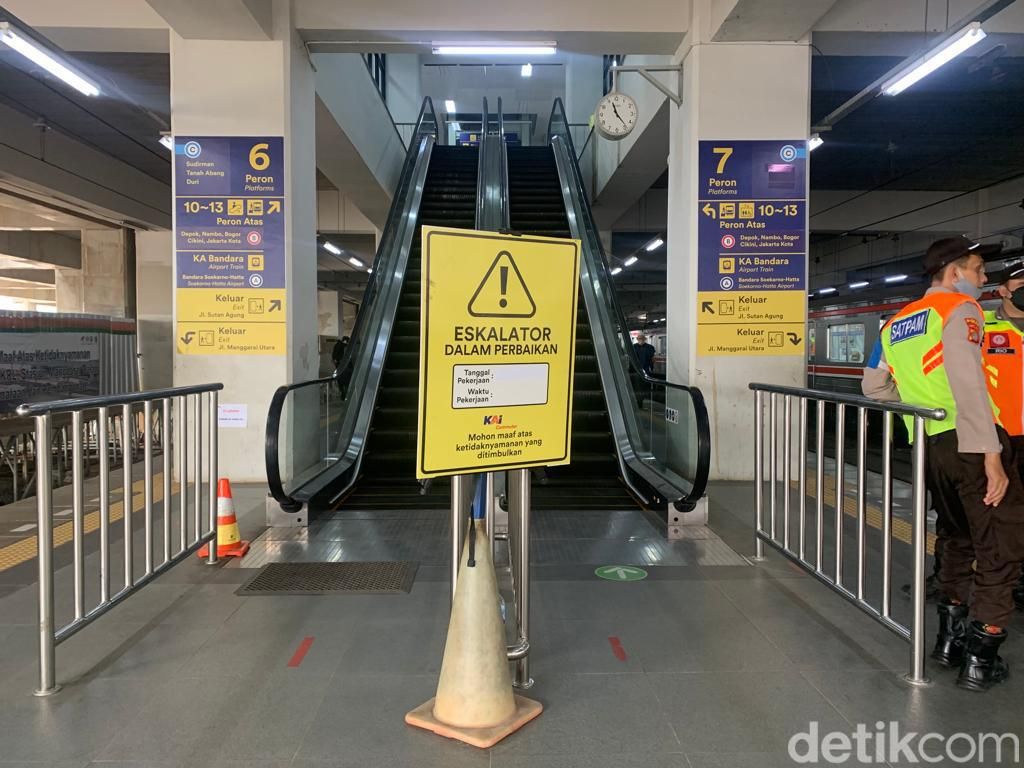 Pengguna KRL Keluhkan Lift-Eskalator Stasiun Bekasi dan Jakarta Mati Pengguna KRL Keluhkan Lift-Eskalator Stasiun Bekasi dan Jakarta Mati