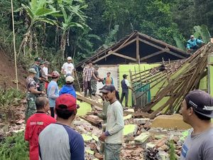 Tebing Setinggi 20 Meter Longsor, Rumah-Jalur Lereng Wilis Terdampak Tebing Setinggi 20 Meter Longsor, Rumah-Jalur Lereng Wilis Terdampak
