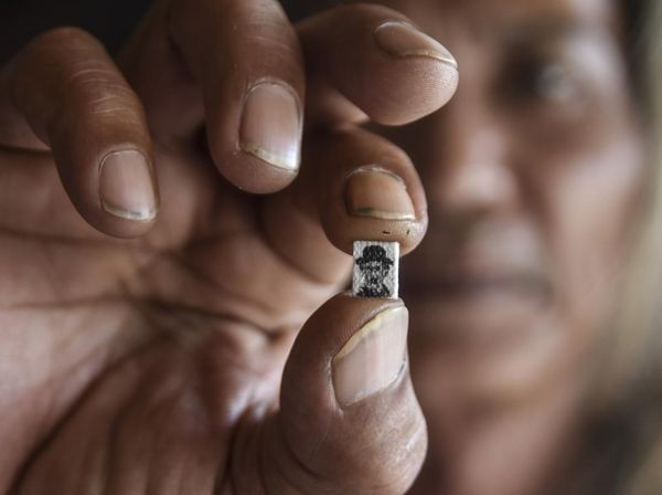 Seniman di Garut Bikin Lukisan Mungil, Lebih Kecil dari Prangko