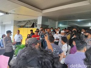 Kelompok Massa Paksa Masuk Kantor Disdik Sumut, Plt Kadis Minta Maaf Kelompok Massa Paksa Masuk Kantor Disdik Sumut, Plt Kadis Minta Maaf