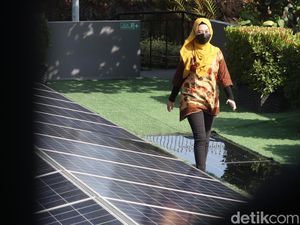 Memanen Energi Listrik dari Atap Kantor