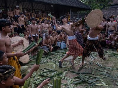 Kuat dan Berani, Begini Aksi Pria di Bali dalam Perang Pandan Berduri