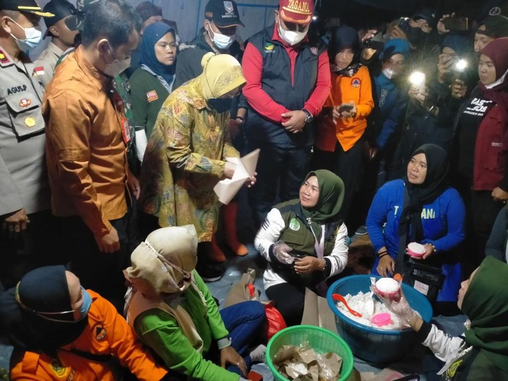 Tinjau Lokasi Banjir Bandang Bogor, Risma Beri Santunan untuk Korban Tinjau Lokasi Banjir Bandang Bogor, Risma Beri Santunan untuk Korban